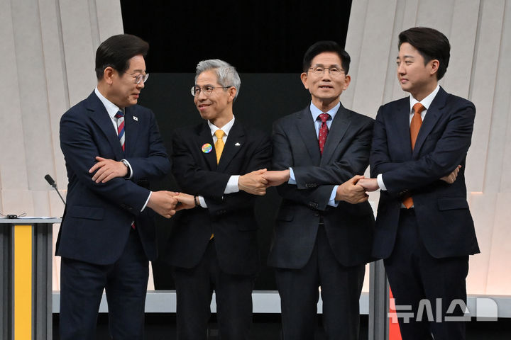 [서울=뉴시스] 국회사진기자단 = 27일 오후 서울 마포구 상암동 MBC 스튜디오에서 열린 중앙선거방송토론위원회 주관 제21대 대통령선거 3차 후보자토론회 시작에 앞서 각 정당 대선후보들이 기념촬영을 하고 있다. 왼쪽부터 이재명 더불어민주당, 권영국 민주노동당, 김문수 국민의힘, 이준석 개혁신당 대선후보. 2025.05.27. photo@newsis.com