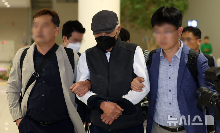 [인천공항=뉴시스] 김선웅 기자 = 해외도피로 조세포탈 재판에 불출석한 대주그룹 허재호 전 회장이 강제 구인 절차로 송환돼 27일 인천국제공항을 통해 귀국, 압송되고 있다. 2025.05.27. mangusta@newsis.com