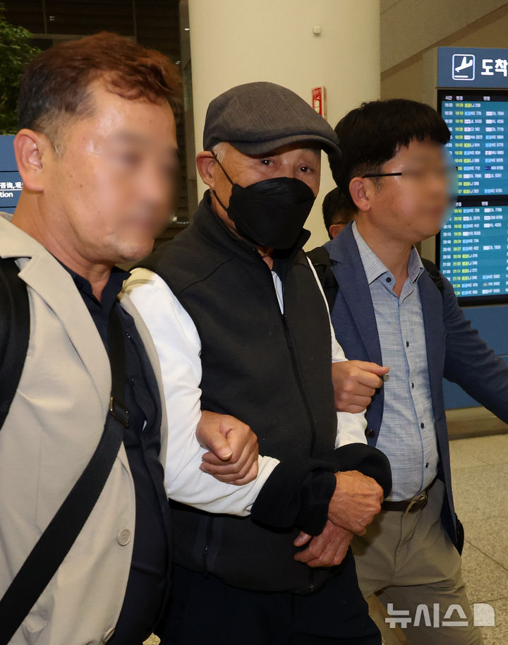 [인천공항=뉴시스] 김선웅 기자 = 해외도피로 조세포탈 재판에 불출석한 대주그룹 허재호 전 회장이 강제 구인 절차로 송환돼 27일 인천국제공항을 통해 귀국, 압송되고 있다. 2025.05.27. mangusta@newsis.com