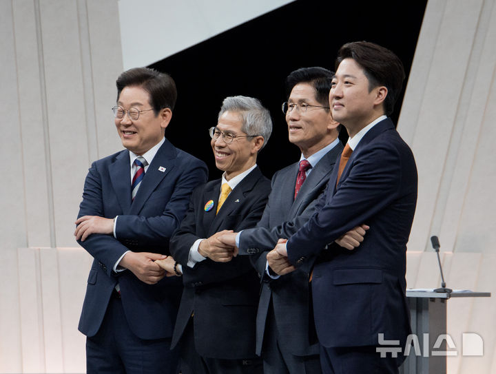 [서울=뉴시스] 국회사진기자단 = 27일 오후 서울 마포구 상암동 MBC 스튜디오에서 열린 중앙선거방송토론위원회 주관 제21대 대통령선거 3차 후보자토론회 시작에 앞서 각 정당 대선후보들이 기념촬영을 하고 있다. 왼쪽부터 이재명 더불어민주당, 권영국 민주노동당, 김문수 국민의힘, 이준석 개혁신당 대선후보. 2025.05.27. photo@newsis.com
