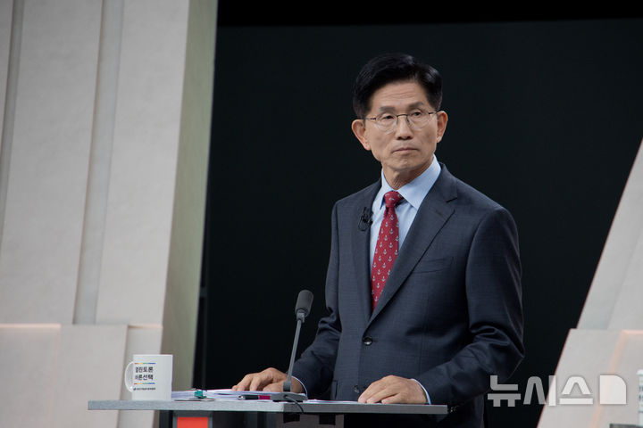 [서울=뉴시스] 국회사진기자단 = 김문수 국민의힘 대선후보가 27일 오후 서울 마포구 상암동 MBC 스튜디오에서 열린 중앙선거방송토론위원회 주관 제21대 대통령선거 3차 후보자토론회 준비를 하고 있다. 2025.05.27. photo@newsis.com