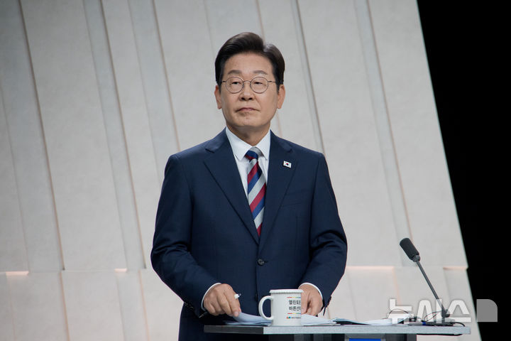 [서울=뉴시스] 국회사진기자단 = 이재명 더불어민주당 대선후보가 27일 오후 서울 마포구 상암동 MBC 스튜디오에서 열린 중앙선거방송토론위원회 주관 제21대 대통령선거 3차 후보자토론회 준비를 하고 있다. 2025.05.27. photo@newsis.com