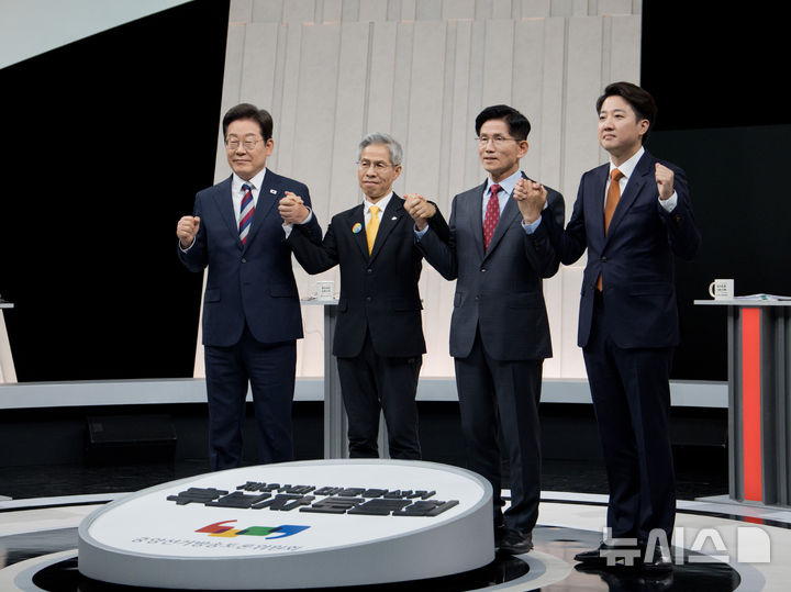 [서울=뉴시스] 국회사진기자단 = 27일 오후 서울 마포구 상암동 MBC 스튜디오에서 열린 중앙선거방송토론위원회 주관 제21대 대통령선거 3차 후보자토론회 시작에 앞서 각 정당 대선후보들이 기념촬영을 하고 있다. 왼쪽부터 이재명 더불어민주당, 권영국 민주노동당, 김문수 국민의힘, 이준석 개혁신당 대선후보. 2025.05.27. photo@newsis.com