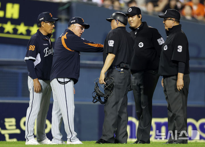 [서울=뉴시스] 이영환 기자 = 27일 오후 서울 송파구 잠실야구장에서 열린 2025 프로야구 한화 이글스와 LG 트윈스의 경기, 7회말 한화 김경문 감독이 LG 이영빈의 체크 스윙 관련 심판에게 어필을 하고 있다. 2025.05.27. 20hwan@newsis.com
