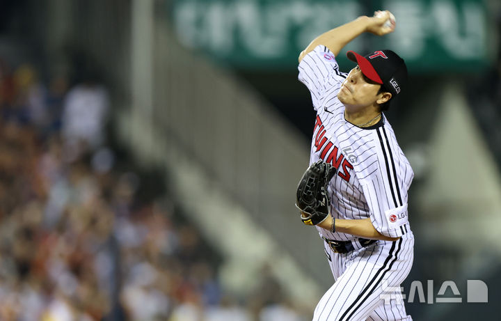 [서울=뉴시스] 이영환 기자 = 27일 오후 서울 송파구 잠실야구장에서 열린 2025 프로야구 한화 이글스와 LG 트윈스의 경기, 8회초 마운드에 오른 LG 김진성이 공을 던지고 있다. 2025.05.27. 20hwan@newsis.com