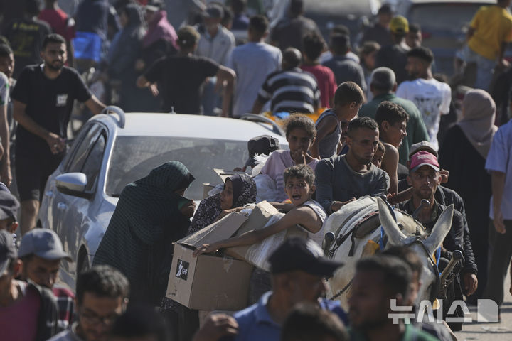 [라파=AP/뉴시스] 5월 27일 가자지구 남부 라파에서 팔레스타인 주민들이 미국과 이스라엘의 지지를 받는 민간조직 '가자 인도주의 재단'(GHF)으로부터 식량과 인도적 지원 물품을 받으려 몰려들고 있다.&nbsp; 2025.05.28.