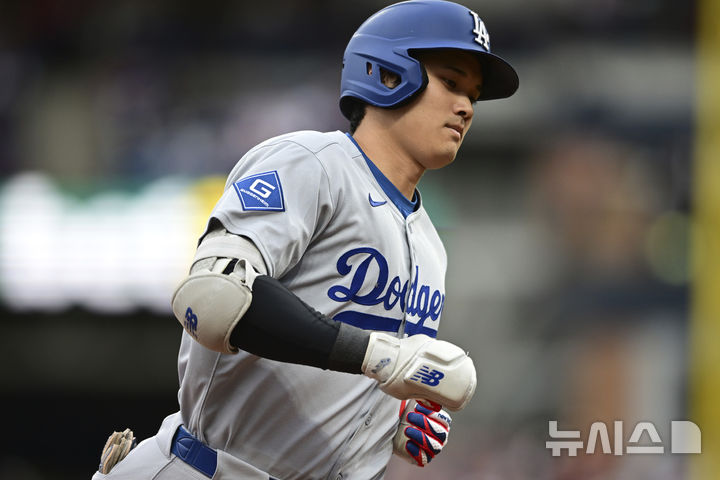 [클리블랜드=AP/뉴시스] LA 다저스의 오타니 쇼헤이가 지난 27일(현지 시간) 미 오하이오주 클리블랜드의 프로그레시브 필드에서 열린 2025 메이저리그(MLB) 클리블랜드 가디언스와의 경기 4회 초 2점 홈런(시즌 20호)을 친 후 베이스를 돌고 있다. 2025.05.28.