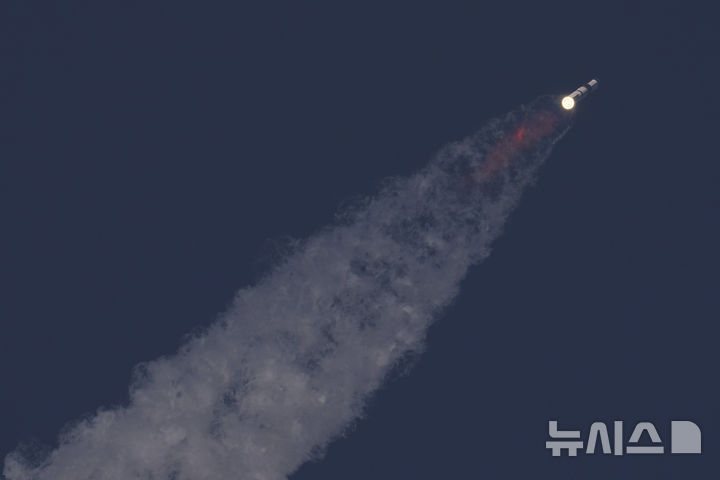 [보카치카=AP/뉴시스] 27일(현지 시간) 미 텍사스주 보카치카 인근 스페이스X 스타베이스 발사대에서 '스타십' 로켓이 발사되고 있다. 이날 스타십의 9번째 지구궤도 시험비행은 또다시 실패로 끝났다. 2025.05.28.