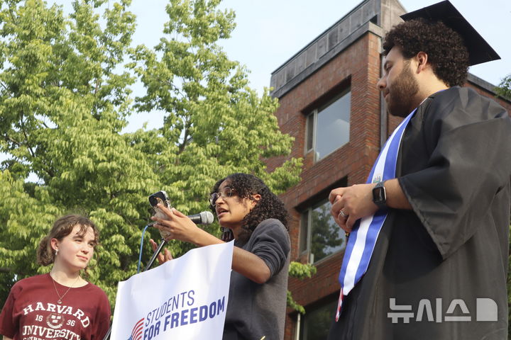 [케임브리지=AP/뉴시스] 27일(현지 시간) 미 매사추세츠주 케임브리지의 하버드대학교 사이언스센터 광장에서 이 학교 학생들이 최근 도널드 트럼프 대통령의 하버드 제재에 반대하며 발언하고 있다. 2025.05.28.