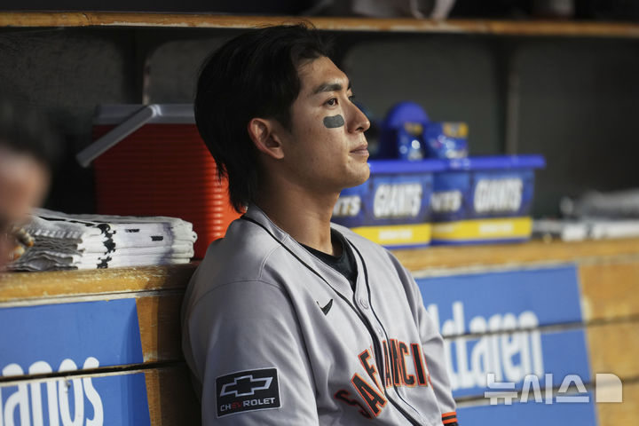 [디트로이트=AP/뉴시스] 28일(한국 시간) 더그아웃에서 디트로이트 타이거스전을 지켜보는 이정후(샌프란시스코 자이언츠). 2025.05.28.