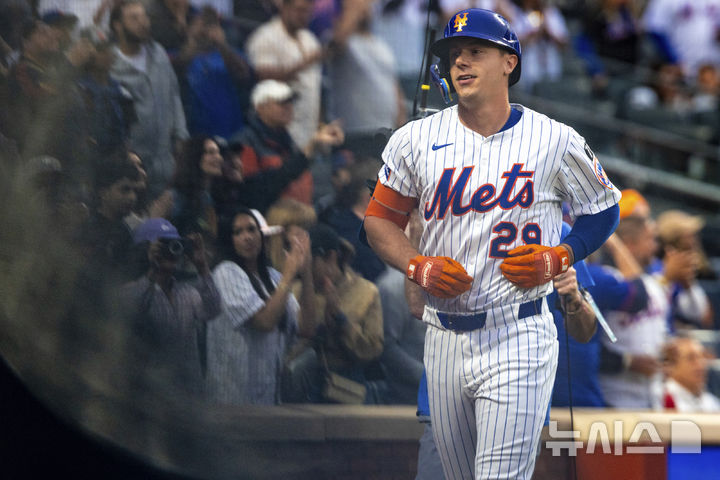 [뉴욕=AP/뉴시스] 메이저리그 뉴욕 메츠 내야수 제러드 영이 28일(한국 시간) 미국 뉴욕 시티필드에서 벌어진 2025 MLB 시카고 화이트삭스와 경기에 6번 지명 타자로 선발 출전해 1회 홈런을 친 후 더그아웃으로 들어가고 있다. 2025.05.28.