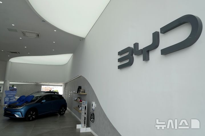 [카마사리(브라질)=AP/뉴시스]지난 3월7일 브라질 바히아주 카마사리의 중국 전기차 대기업 BYD 대리점에 BYD 차량이 전시돼 있다. 브라질 검찰이 27일(현지시각) 중국의 전기차 대기업 BYD와 2곳의 협력업체들을 노예와 같은 노동 조건으로 노동자들을 고용하고 국제 인신매매를 한 혐의로 기소할 것이라고 밝혔다. 2025.05.28.