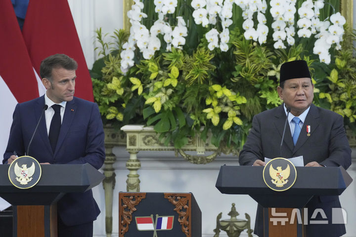 [자카르타=AP/뉴시스] 에마뉘엘 마크롱(왼쪽) 프랑스 대통령과 프라보워 수비안토 인도네시아 대통령이 28일(현지 시간) 인도네시아 자카르타의 메르데카궁에서 공동 기자회견하고 있다. 2025.05.29.
