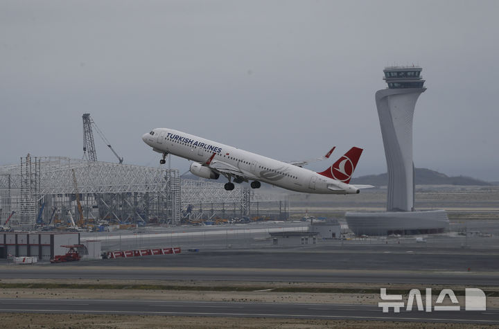 [이스탄불(튀르키예)=AP/뉴시스]2019년 4월6일 튀르키예 흑해 연안 인근 이스탄불 공항에서 튀르키예항공 여객기 1대가 이륙하고 있다. 튀르키예 민간 항공 당국의 새 규정에 따라 비행기가 착륙한 후 완전히 멈추기 전 미리 안전벨트를 풀거나, 머리 위 선반에 넣어둔 짐을 껴내거나, 빨리 내리기 위해 통로에 서 있는 튀르키예 항공 승객은 벌금을 부과받게 된다. 2025.05.28.