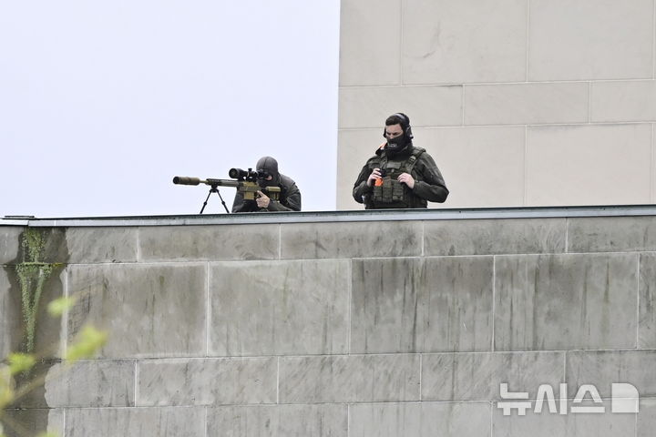 [AP/뉴시스] 28일 독일 베를린의 총리 관저 옥상으로 경찰이 특별경계를 서고 있다. 우크라의 젤렌스키 대통령이 곧 프리드리히 메르츠 총리를 방문한다. 2025. 05. 27.