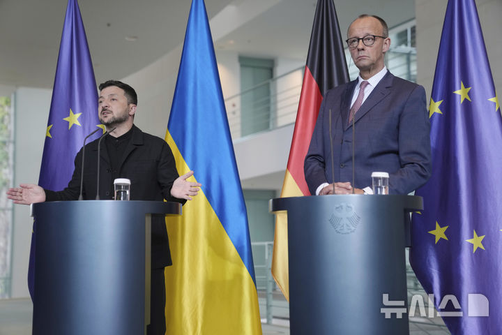 [베를린=AP/뉴시스] 볼로디미르 젤렌스키(왼쪽) 우크라이나 대통령과 프리드리히 메르츠 독일 총리가 28일(현지 시간) 베를린 총리실에서 공동 기자회견하고 있다. 메르츠 총리는 우크라이나의 장거리미사일 자체 생산을 돕겠다고 밝혔다. 2025.05.29.