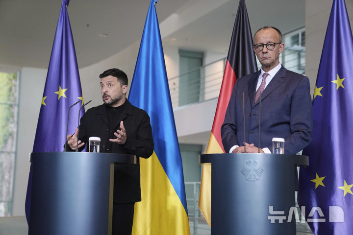 [AP/뉴시스] 우크라이나의 젤렌스키 대통령(왼쪽)이 28일 독일 총리관저에서 프리드리히 메르츠 총리와 회담한 뒤 공동 기자회견을 하고 있다