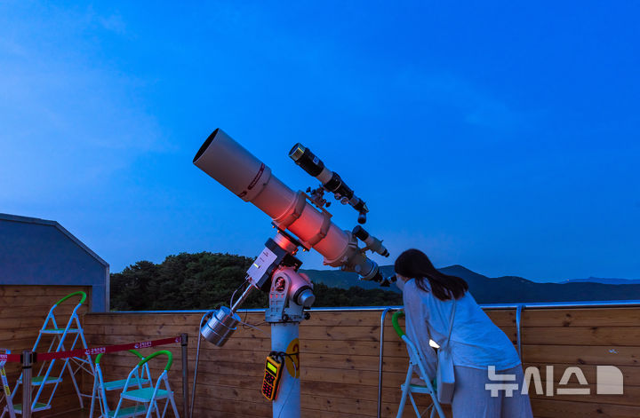 [김해=뉴시스]김해천문대 천체관측회. (사진=김해천문대 제공). 2025.05.28. photo@newsis.com