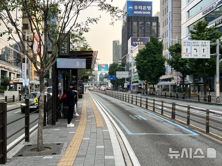 [부산=뉴시스] 원동화 기자 = 부산 시내버스 노사의 임단협이 최종 결렬돼 노조가 총파업에 나서면서 첫차부터 2517대 시내버스 운행을 멈춘 28일 오전 부산진구 서면역,서면지하상가 시내버스 정류장이 한산하다. 시내버스 준공영제 시행 이후 18년 만에 처음이다. 2025.05.28. dhwon@newsis.com