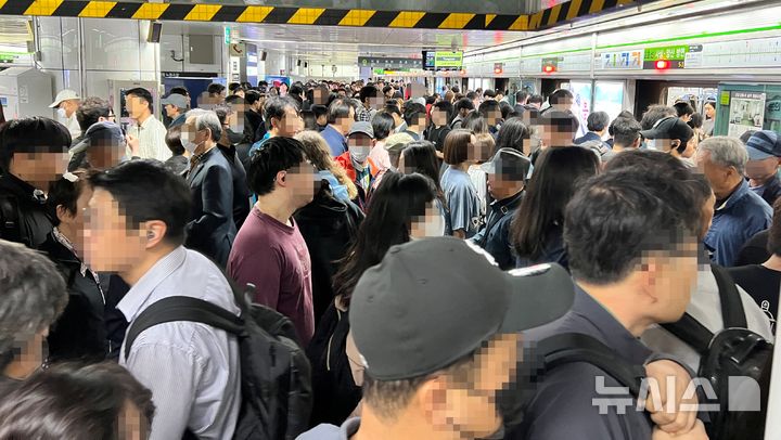 [부산=뉴시스] 원동화 기자 = 부산시내버스 파업으로&nbsp; 28일 오전 부산 도시철도 환승역인 서면역에 출근을 하려는 시민들이 몰려 발디딜 틈이 없다. 부산교통공사는 부산 시내버스 파업으로 인해 출퇴근 시간을 한 시간 연장하고 총 60회의 전동차 운행을 늘렸다. 시내버스 준공영제 시행 이후 18년 만에 처음이다. 2025.05.28. dhwon@newsis.com