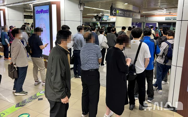 [부산=뉴시스] 원동화 기자 = 부산시내버스 파업으로&nbsp; 28일 오전 부산 도시철도 환승역인 서면역에 출근을 하려는 시민들이 몰려 발디딜 틈이 없다. 부산교통공사는 부산 시내버스 파업으로 인해 출퇴근 시간을 한 시간 연장하고 총 60회의 전동차 운행을 늘렸다. 시내버스 준공영제 시행 이후 18년 만에 처음이다. 2025.05.28. dhwon@newsis.com