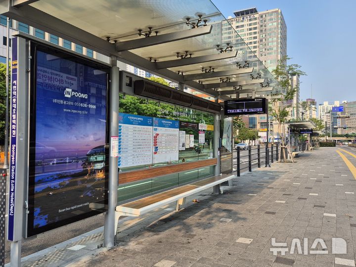 [부산=뉴시스] 김민지 기자 = 노사 협상 결렬로 부산 지역 시내버스가 전면 파업에 돌입한 28일 오전 부산 부산진구 서면역(롯데호텔백화점) 버스정류장은 시민의 발걸음이 끊겨 텅 비어 있다. 2025.05.28. mingya@newsis.com