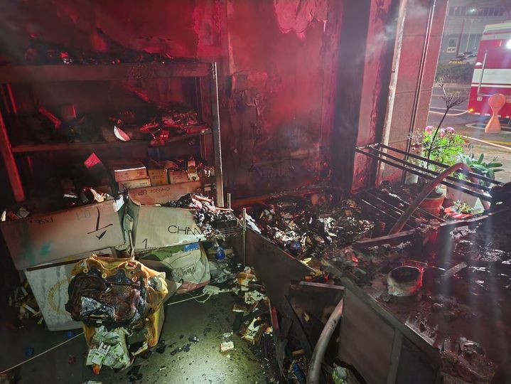 [대구=뉴시스] 28일 오전 1시40분께 대구 북구 산격동의 한 소매점에서 화재가 발생했다. (사진=대구북부소방서 제공) 2025.05.28. photo@newsis.com *재판매 및 DB 금지