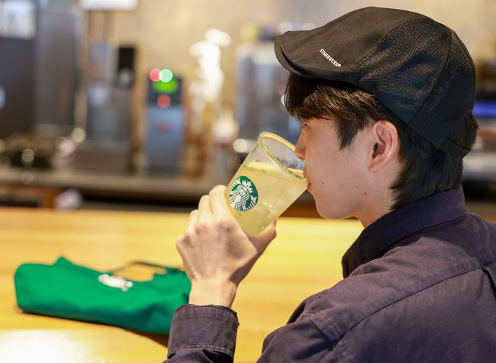 [서울=뉴시스] 스타벅스 파트너가 '쿨 라임 피지오'를 마시고 있다.(사진=스타벅스 제공) *재판매 및 DB 금지