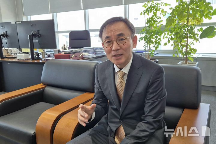 [부산=뉴시스] 김민지 기자 = 취임 1주년을 맞아 27일 오전 부산 영도구 한국해양과학기술원(KIOST)에서 만난 이희승 KIOST 원장은 그간의 소회에 대해 이야기하고 있다. 2025.05.28. mingya@newsis.com