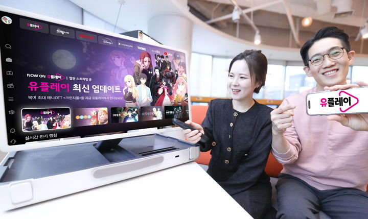 [서울=뉴시스] LG유플러스가 지난 23일부터 북미 최대 애니메이션 OTT 서비스 '크런치롤'의 인기 오리지널을 순차 공개했다. 사진은 LG유플러스 임직원이 크런치롤의 신작을 소개하는 모습. (사진=LG유플러스 제공) *재판매 및 DB 금지