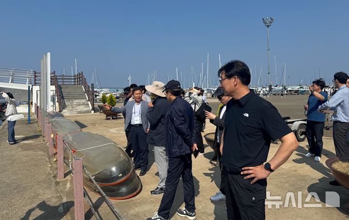 [서울=뉴시스] 수산항 어촌신활력증진사업 현장점검.