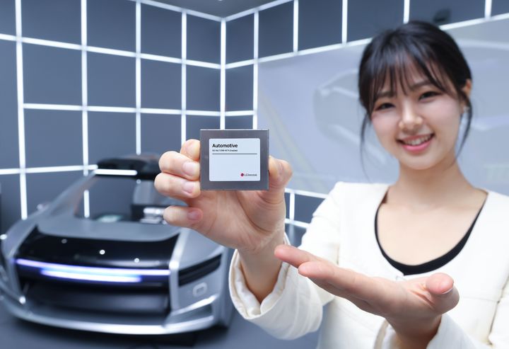 [서울=뉴시스]LG이노텍 직원이 3세대 5G 통신모듈을 선보이고 있다. (사진 = 업체 제공) 2025.05.28. photo@newsis.com *재판매 및 DB 금지