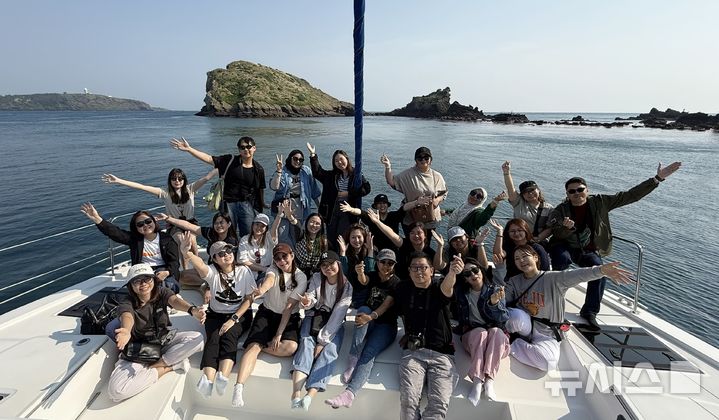 [제주=뉴시스] 제주관광공사는 지난 23일부터 27일까지 싱가포르 주요 17개 여행사와 현지 미디어 3곳을 제주로 초청해 팸투어를 진행했다. 팸투어단이 차귀도 해상에서 요트 체험을 하는 모습. (사진=제주관광공사 제공) 2025.05.28. photo@newsis.com *재판매 및 DB 금지