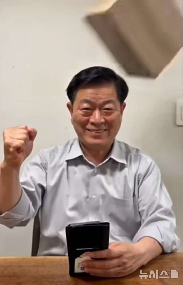 [광명=뉴시스]박승원 광명시장이 영상을 통해 투표를 독려하고 있다. 박 시장의 머리를 향해 종이 상자가 날아온다.(사진=박승원 광명시장 SNS).2025.05.28.photo@newsis.com