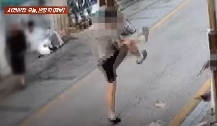 [서울=뉴시스] 전주시에 위치한 한 일식 주점의 남성 직원 5명이 맞은편 한식 주점의 입간판을 파손하고 가게 앞에 노상 방뇨까지 한 사실이 알려졌다. (사진 = JTBC News 유튜브 캡처) 2025.05.28. *재판매 및 DB 금지