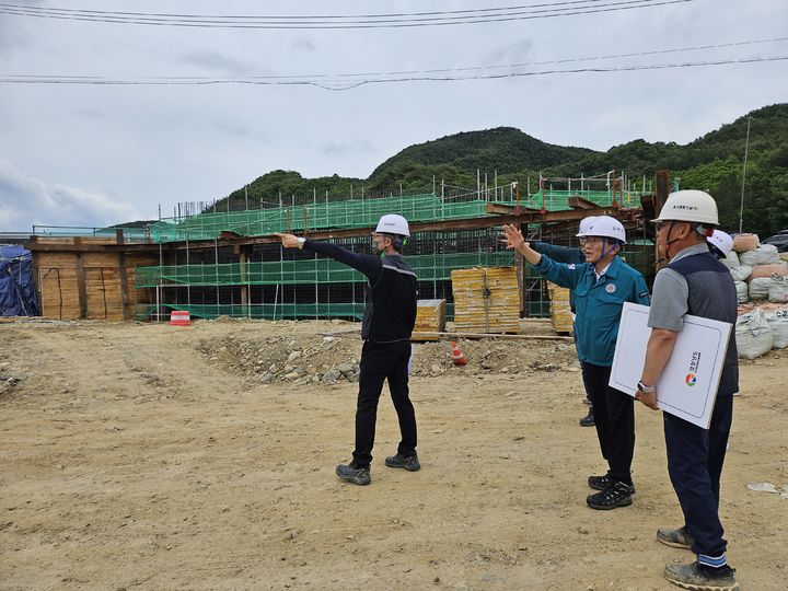 [산청=뉴시스] 정영철 산청부군수 풍수해 대비 현장 점검 (사진=산청군 제공) 2025. 05. 28. photo@newsis.com&nbsp; *재판매 및 DB 금지