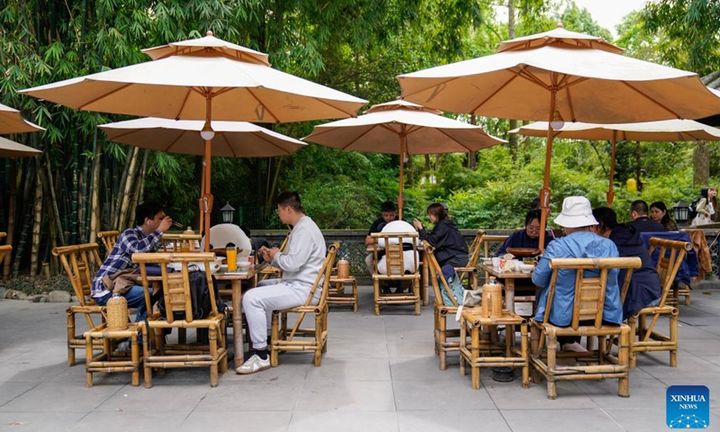 [뉴시스] 지난달 24일 중국 남서부 쓰촨성 면양시의 한 식당에서 사람들이 식사를 하고 있다. (출처=신화통신, GT) 2025.05.28. photo@newsis.com *재판매 및 DB 금지