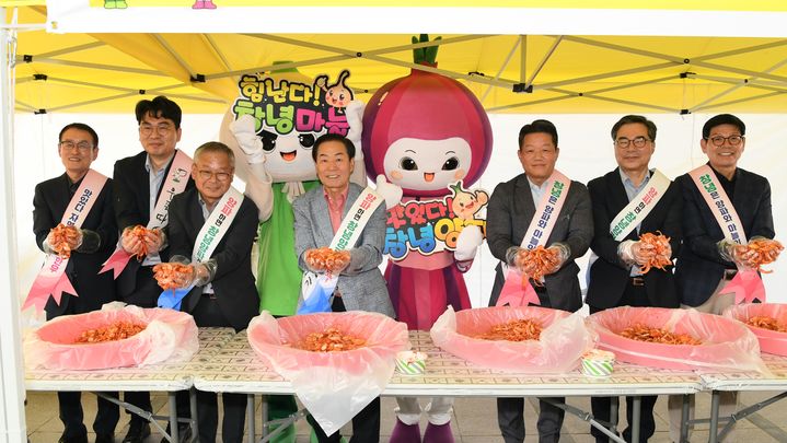 [창녕=뉴시스] 성낙인 군수 등 참여자들이 과천바로마켓 특판전 현장에서 창녕 마늘과 양파로 담근 김치를 홍보하고 있다. (사진= 창녕군 제공) 2025.05.26. photo@newsis.com *재판매 및 DB 금지