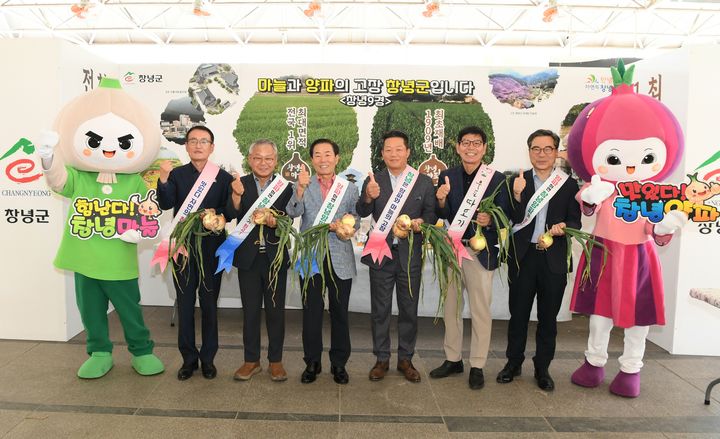 [창녕=뉴시스] 성낙인 군수 등 참여자들이 과천바로마켓 특판전 현장에서 창녕 양파를 홍보하고 있다. (사진= 창녕군 제공) 2025.05.26. photo@newsis.com *재판매 및 DB 금지
