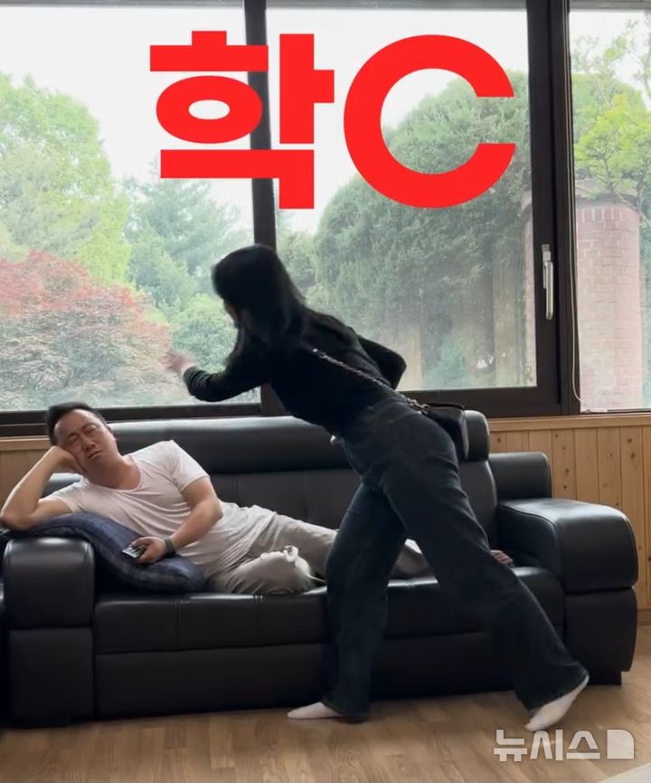 [광명=뉴시스][광명=뉴시스]광명시 투표독려 영상. 일명 '학C'영상, 함께 투표소를 가기로 한 남편이 뭉기적거리자 아내가 손날치기 시늉을 하며 남편을 채근하고 있다.(사진=광명시 유튜브 영상 캡쳐).2025.05.28.photo@newsis.com