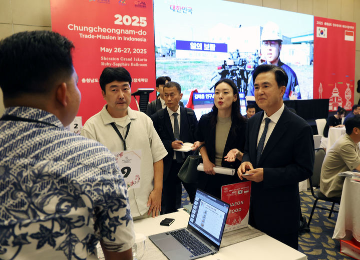 [홍성=뉴시스] 충남도 주관으로 27일 인도네시아 자카르타 쉐라톤 호텔에서 충남해외시장개척단 수출상담회가 열린 가운데 김태흠 지사가 부스를 순회하면서 도내 기업 제품을 직접 홍보하고 있다. (사진=충남도 제공) 2025.06.01. photo@newsis.com&nbsp; *재판매 및 DB 금지