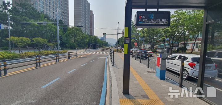 [창원=뉴시스] 강경국 기자 = 경남 창원시 시내버스 노사의 2차·3차 조정이 최종 결렬돼 28일 시내버스 9개사 669대 운행이 중단된 가운데 창원시가 비상수송대책으로 전세버스와 관용버스, 임차택시를 투입해 운영에 들어갔으나 버스전용차로가 한산한 모습을 보이고 있다. 2025.05.28. kgkang@newsis.com