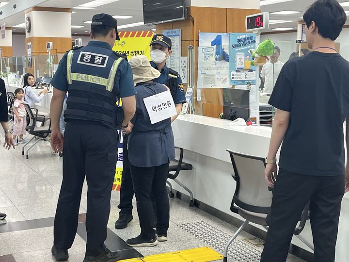 [울산=뉴시스] 박수지 기자 = 울산시 북구가 북부경찰서와 합동으로 민원실 비상상황 대비 모의훈련을 실시하고 있다. 사진은 지난해 훈련 모습. (사진=북구 제공) 2025.05.28. photo@newsis.com *재판매 및 DB 금지