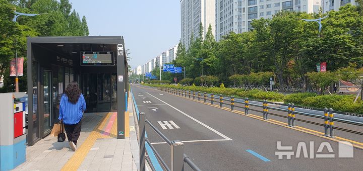 [창원=뉴시스] 강경국 기자 = 경남 창원시 시내버스 노사의 2차·3차 조정이 최종 결렬돼 28일 시내버스 9개사 669대 운행이 중단된 가운데 창원시가 비상수송대책으로 전세버스와 관용버스, 임차택시를 투입해 운영에 들어갔으나 버스전용차로가 한산한 모습을 보이고 있다. 2025.05.28. kgkang@newsis.com