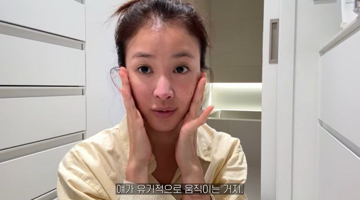 [서울=뉴시스] 27일 이시영의 유튜브 채널에는 '12가지 리프팅 꿀팁. 효과 보장! 이건 무조건 저장각'이라는 제목의 영상이 게시됐다. (사진=유튜브 채널 '뿌시영 Boosiyoung' 화면 캡처) 2025.05.28 photo@newsis.com  *재판매 및 DB 금지