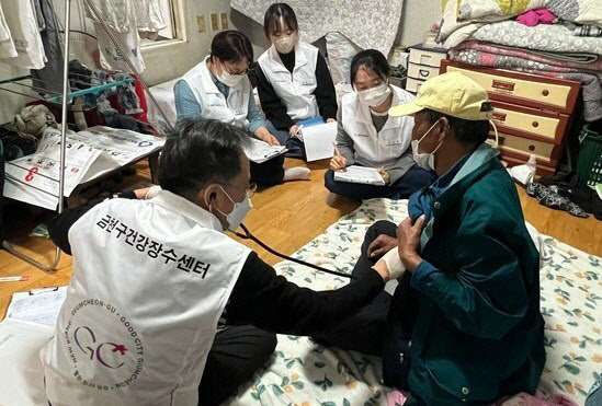 [서울=뉴시스] 건강장수팀의 통합방문건강관리. 2025.05.28. (사진=서울시 제공) *재판매 및 DB 금지