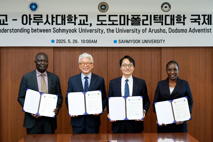(왼쪽부터) 탄자니아 아루샤대 패트릭 마누 총장, 삼육대 김용선 부총장, 삼육대 제해종 총장, 도도마 애드벤티스트 폴리테크닉 칼리지 데보사 디오니즈 마게레 학장. (사진=삼육대 제공) *재판매 및 DB 금지