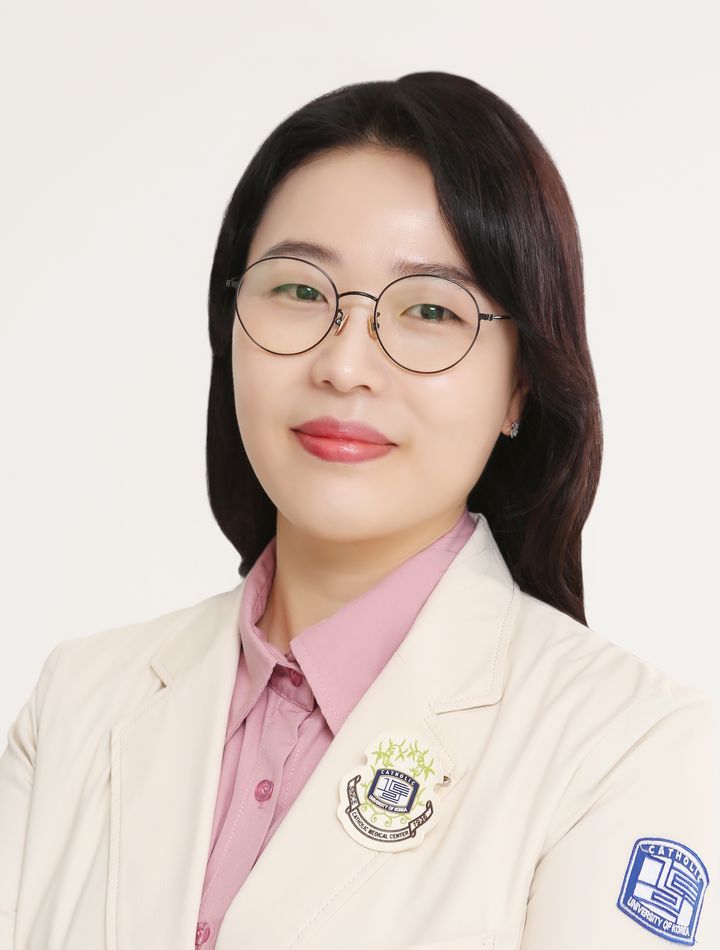 [대전=뉴시스]가톨릭대 대전성모병원 소아청소년과 한지윤 교수가 최근 열린 제58회 대한소아신경학화 연례 심포지엄 및 제1회 동아시아 소아신경학 학술대회에서 '최다 논문상'을 수상했다.(사진=대전성모병원 제공) 2025.05.28. photo@newsis.com *재판매 및 DB 금지