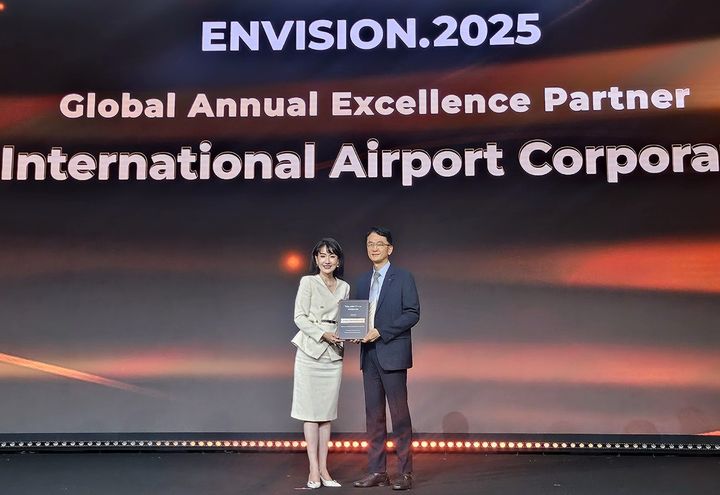 [서울=뉴시스] 지난 26일 중국 상하이에서 열린 트립닷컴 그룹 주관 ‘인비전 2025 글로벌 컨퍼런스’에서 인천국제공항공사 김형일 항공마케팅팀장(오른쪽)이 ‘베스트 글로벌 파트너 상’을 수상한 후 트립닷컴 그룹 써니 썬 부사장과 기념촬영을 하고 있다. 2025.05.28. (사진=인천공항공사 제공) photo@newsis.com *재판매 및 DB 금지