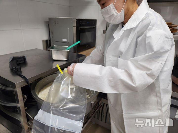 [화성=뉴시스]화성시 소속 공직자가 제15회 뱃놀이축제를 앞두고 행사장 음식점의 조리식품의 식중독 위험요인을 점검하고 있다.(사진=화성시 제공)2025.05.28.photo@newsis.com